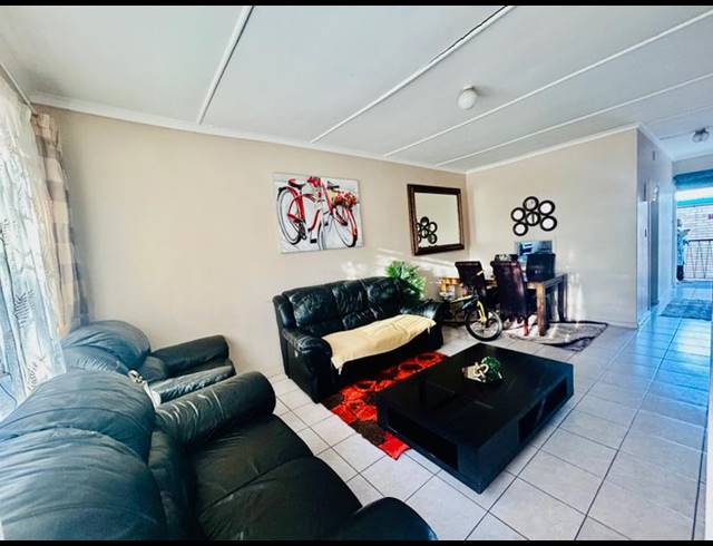 2 BEDROOM APARTMENT FOR SALE IN VANDERBIJLPARK CW 2